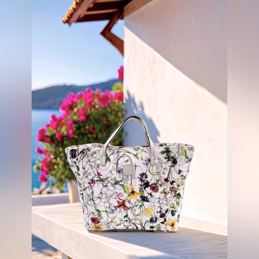 ✨SOLD✨Gucci 💐White Canvas Floral Tote Bag
Multiple colors Cream - Picture 1 of 13